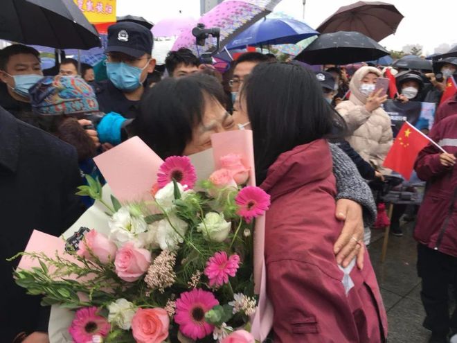 关于热刺重伤倒地，申花全队围拢祈祷，场面感人的信息