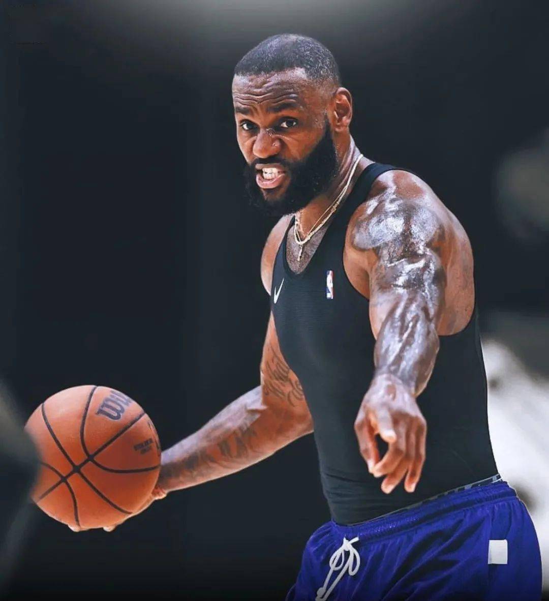 半岛体育-球员站在界外被球砸到